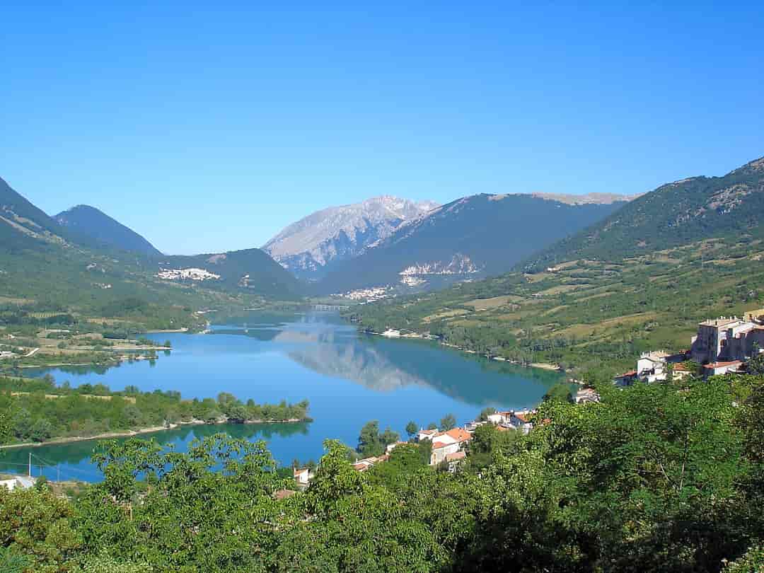 Camping La Genziana: Panorama of the village and the lake