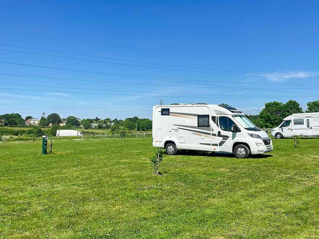Newton Brook Caravan and Camping: Electric grass pitch