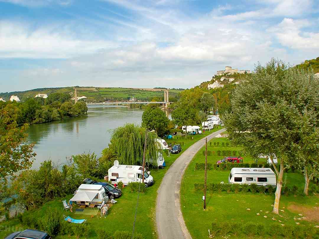 Camping L'Île des Trois Rois: Riverside site (photo added by manager on 05/09/2022)