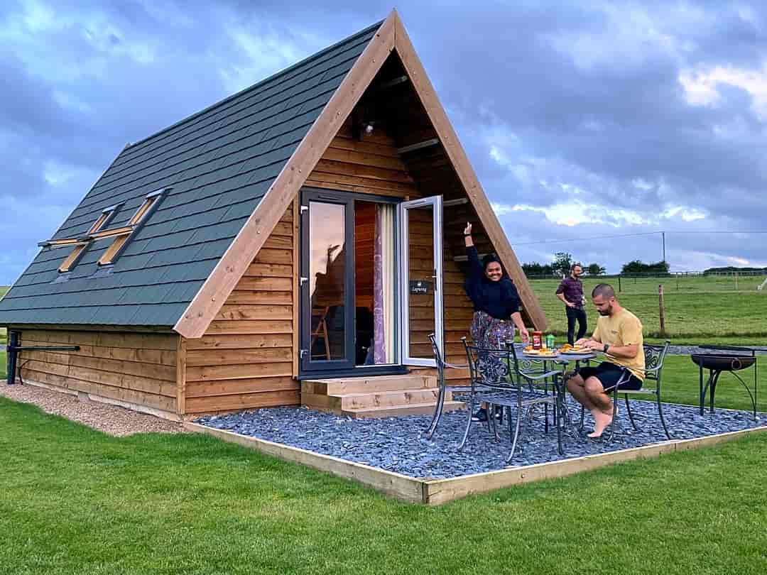 Midshires Way Campsite and Alpaca Farm: Cabin exterior