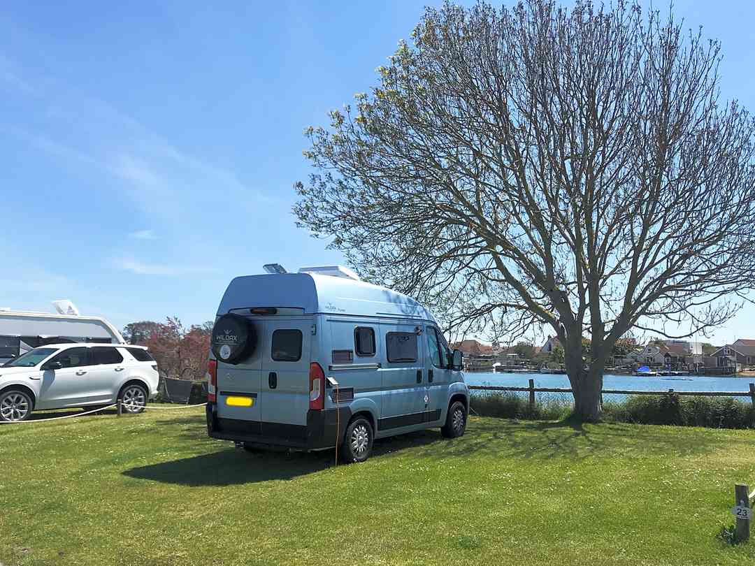 Fishery Creek Touring Park: Great views from the creekfront and lakeside pitches
