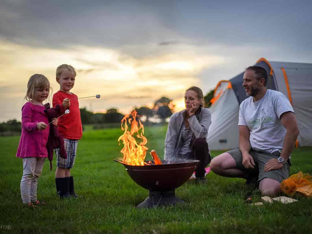 Shepherd's Hut Camping: Space for a firepit