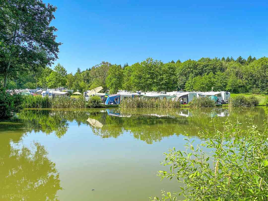 Lyons Gate Holiday Park: Pitches by the lake (photo added by manager on 18/08/2022)