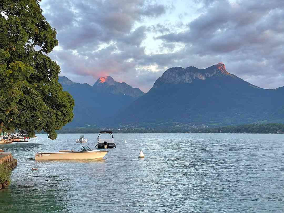 Camping Le Lanfonnet: Lac Annecy, at campsite