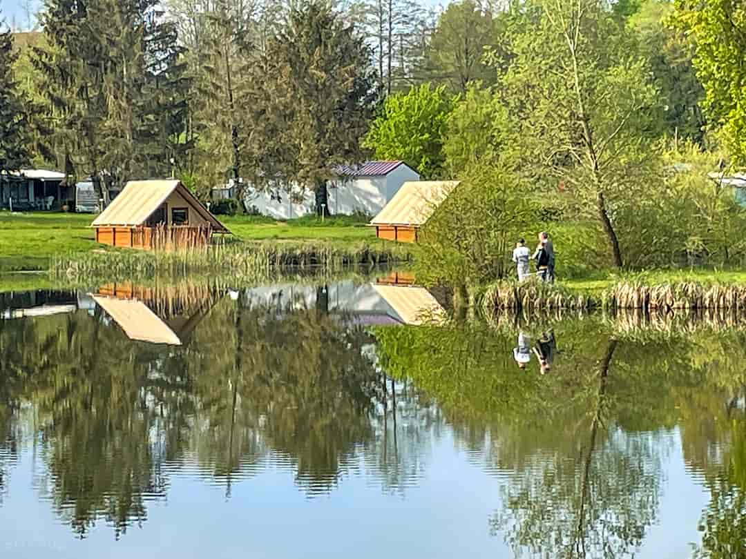 Camping Cœur d'Alsace: Lodges by the lake