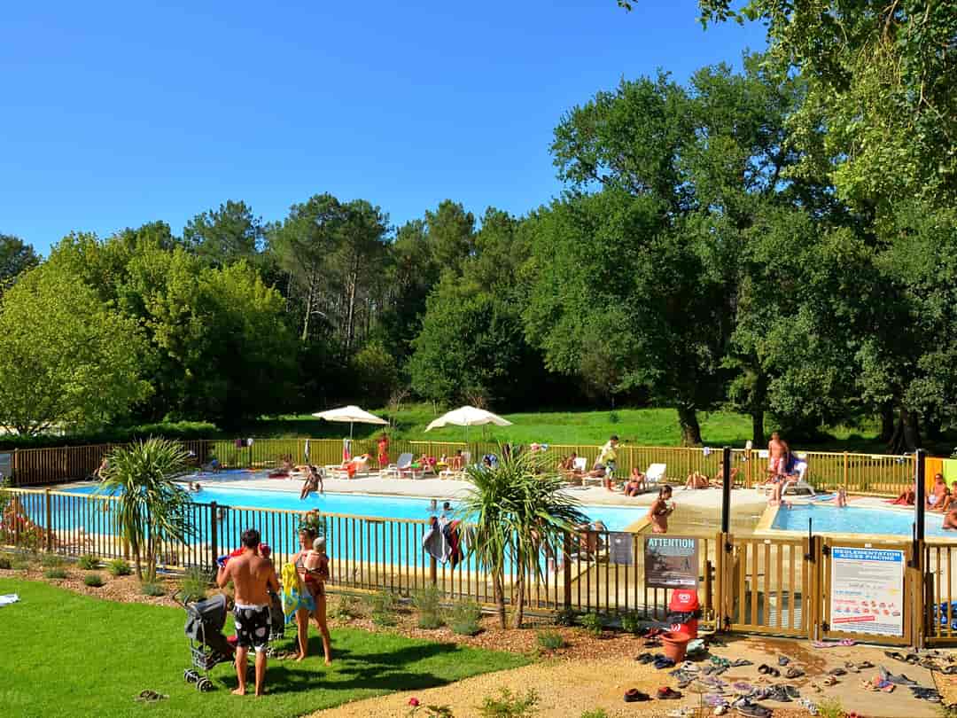 Camping La Clairière: The site's swimming pool