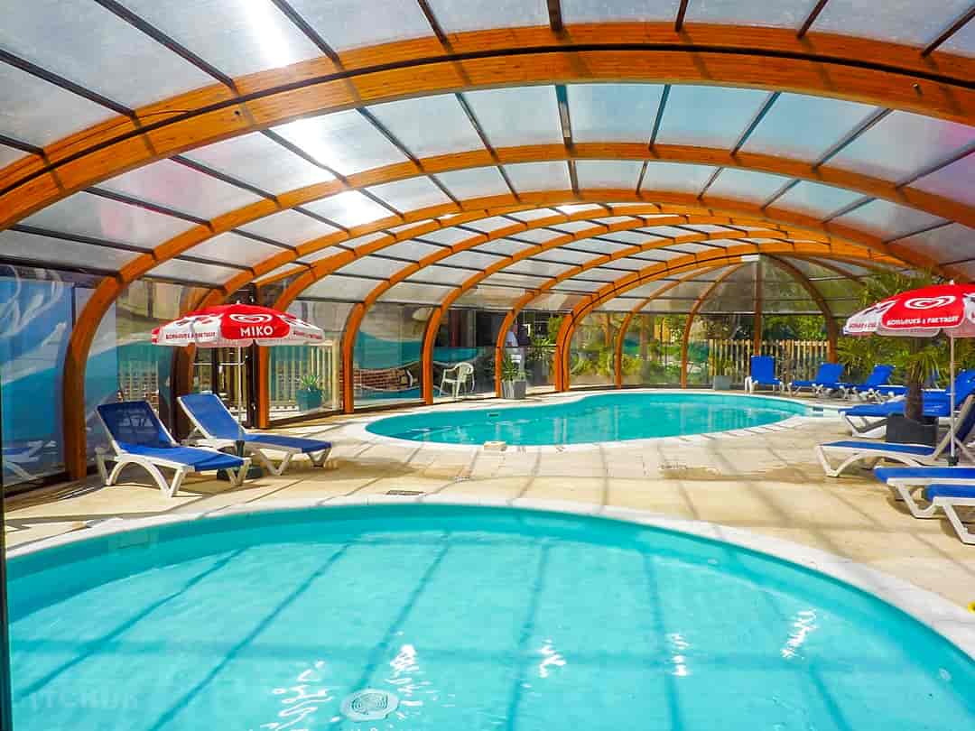 Camping Caravanning Pommiers des Trois Pays: The heated indoor pool