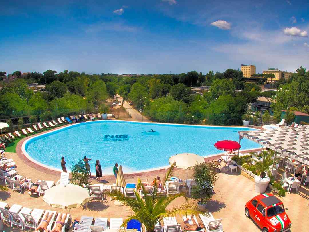 hu Roma Camping in Town: The pool, surrounded by a solarium
