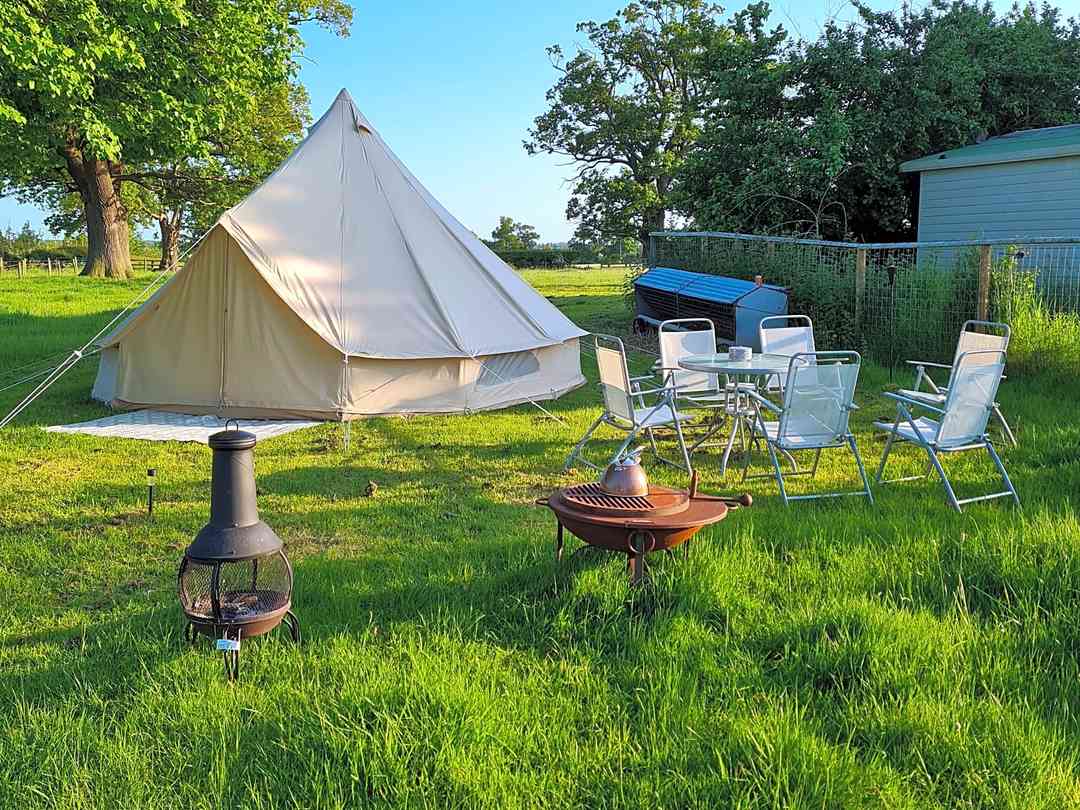 Bromson Hill Farm: Tent and outdoor seating (photo added by manager on 26/05/2023)