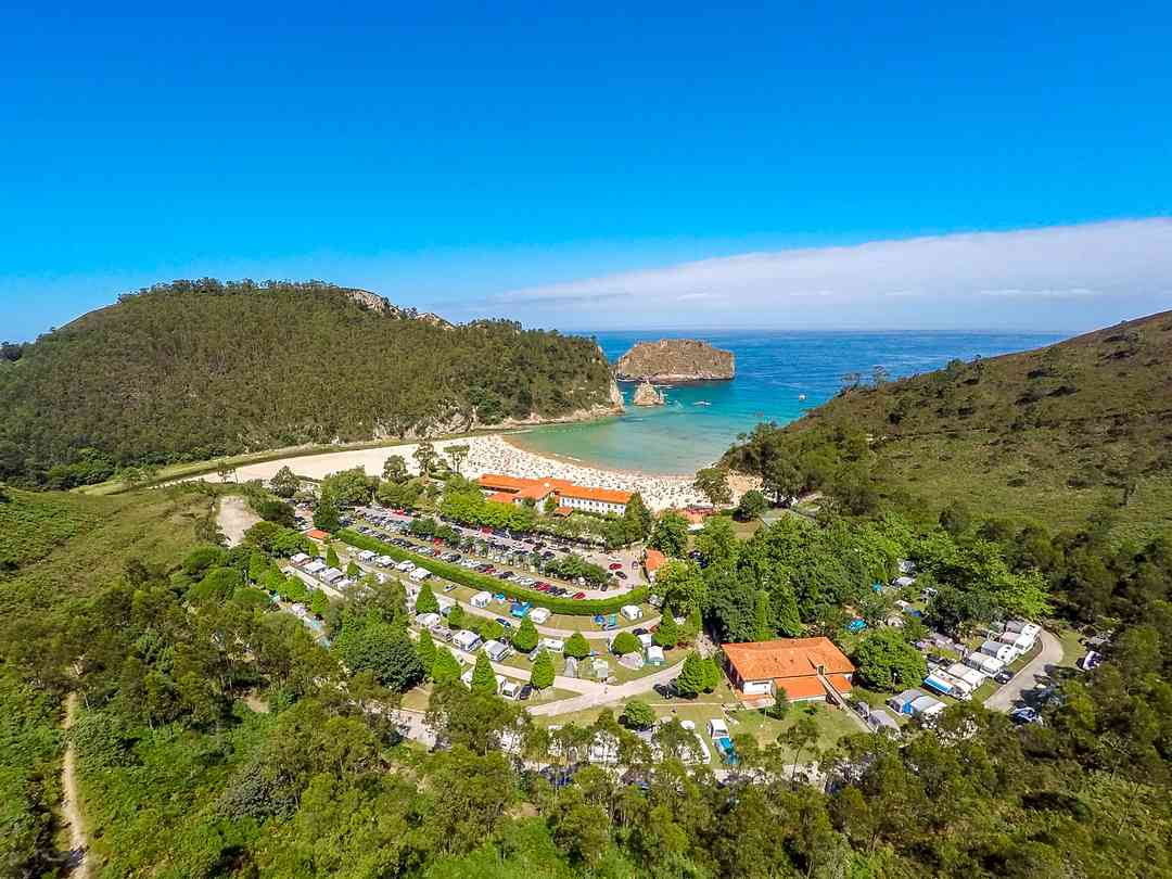 Camping Las Hortensias: Aerial view of the site and beach (photo added by manager on 09/14/2022)