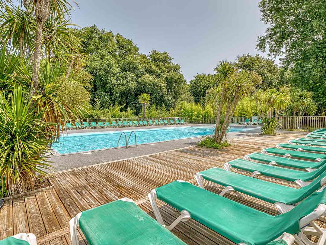 Camping La Clairière: Pool with decking and loungers (photo added by manager on 09/22/2023)