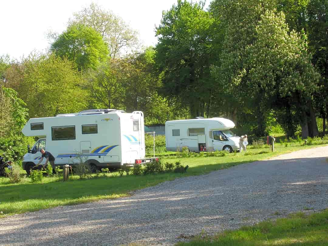 Camping Le Clos Cacheleux: Electric grass pitches are well spaced out