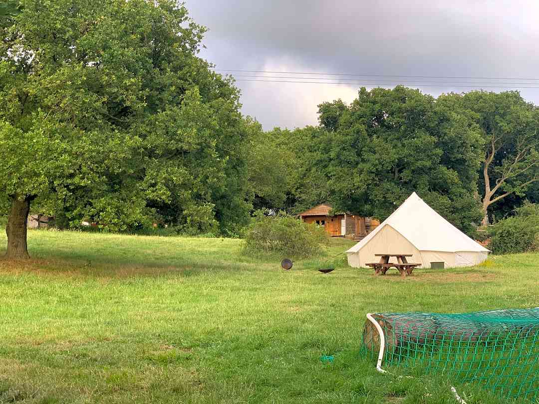 Oak Lodge Glamping: Space around the tents (photo added by manager on 16/10/2020)