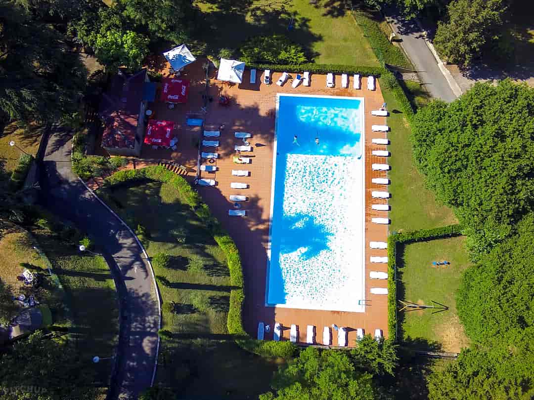 Camping Colleverde: Skydive in the swimming pool