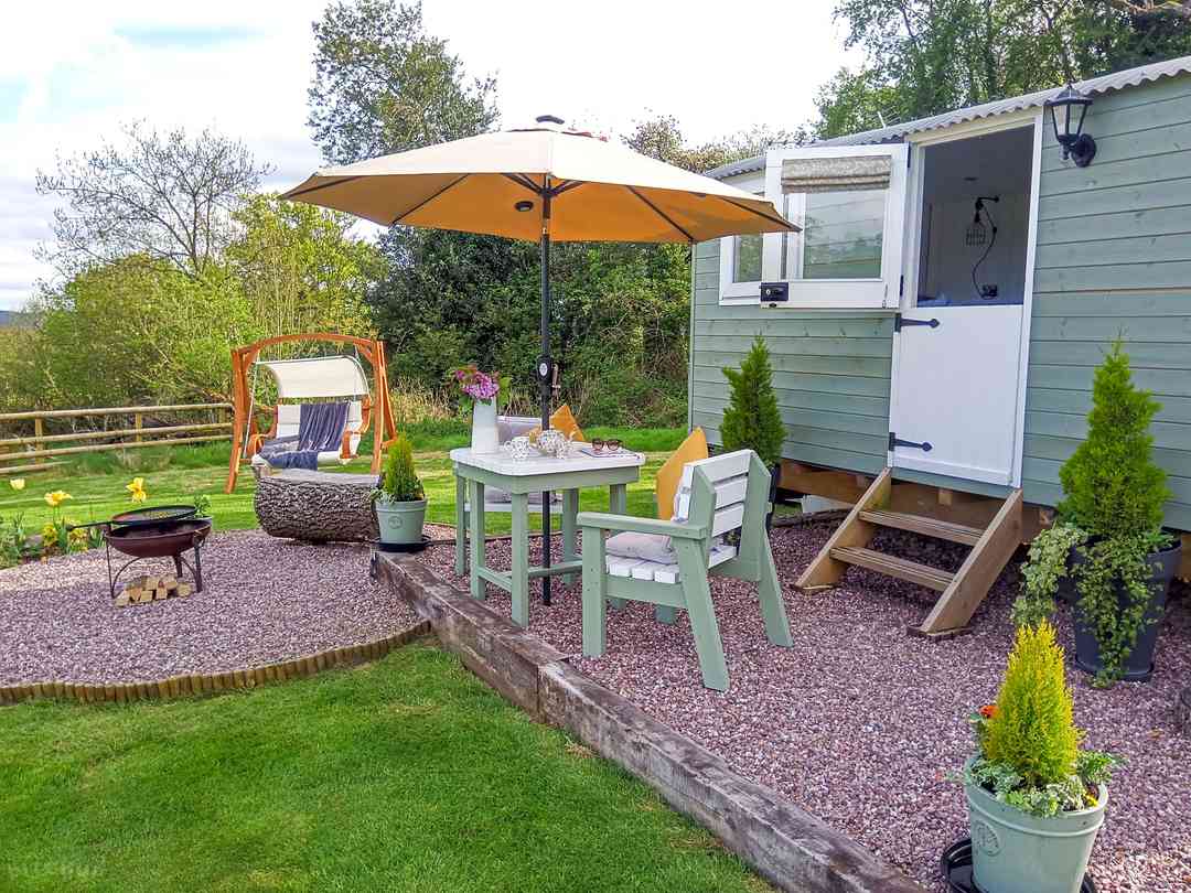 Robin's Nest Shepherds Hut: Outdoor seating