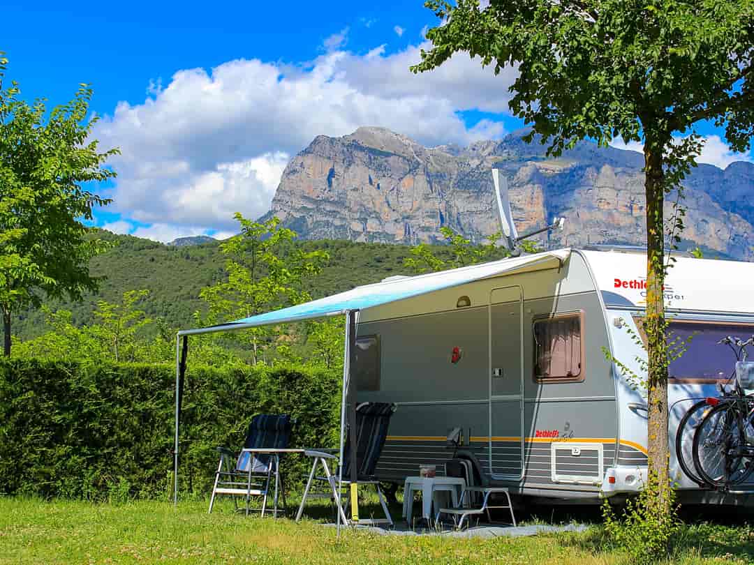 Camping Peña Montañesa: Which ever way you look, the views are captivating