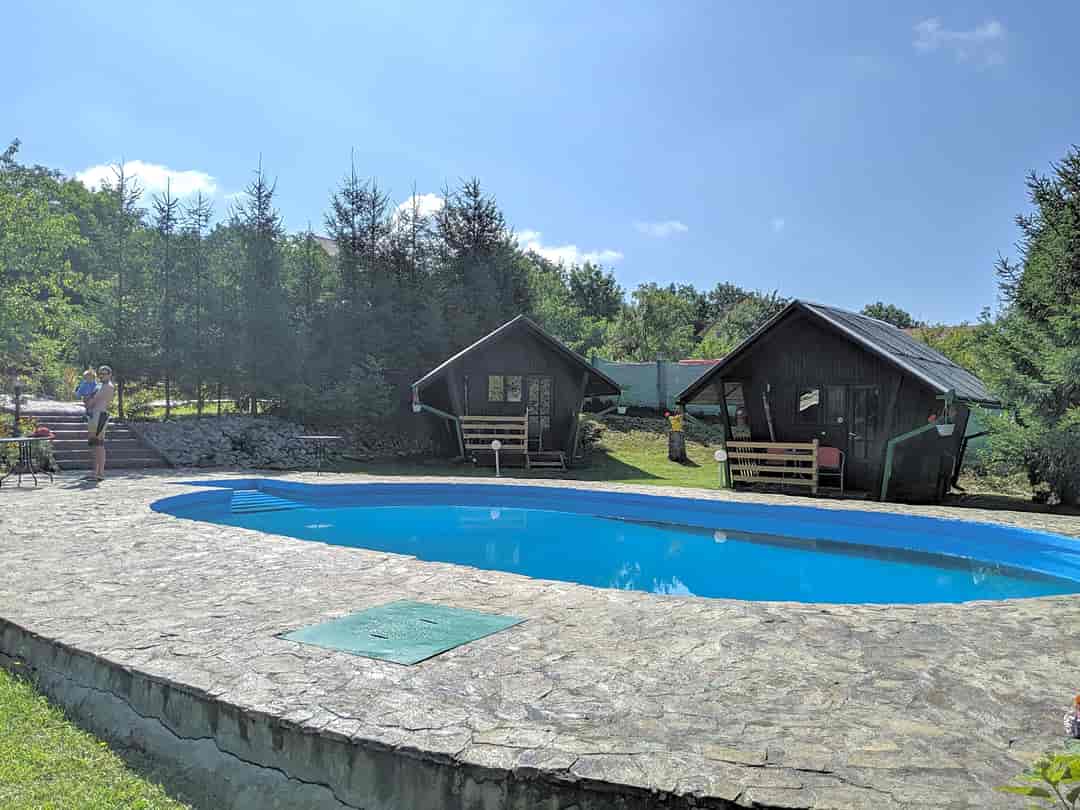 Camping Robinson: Pool and bungalows