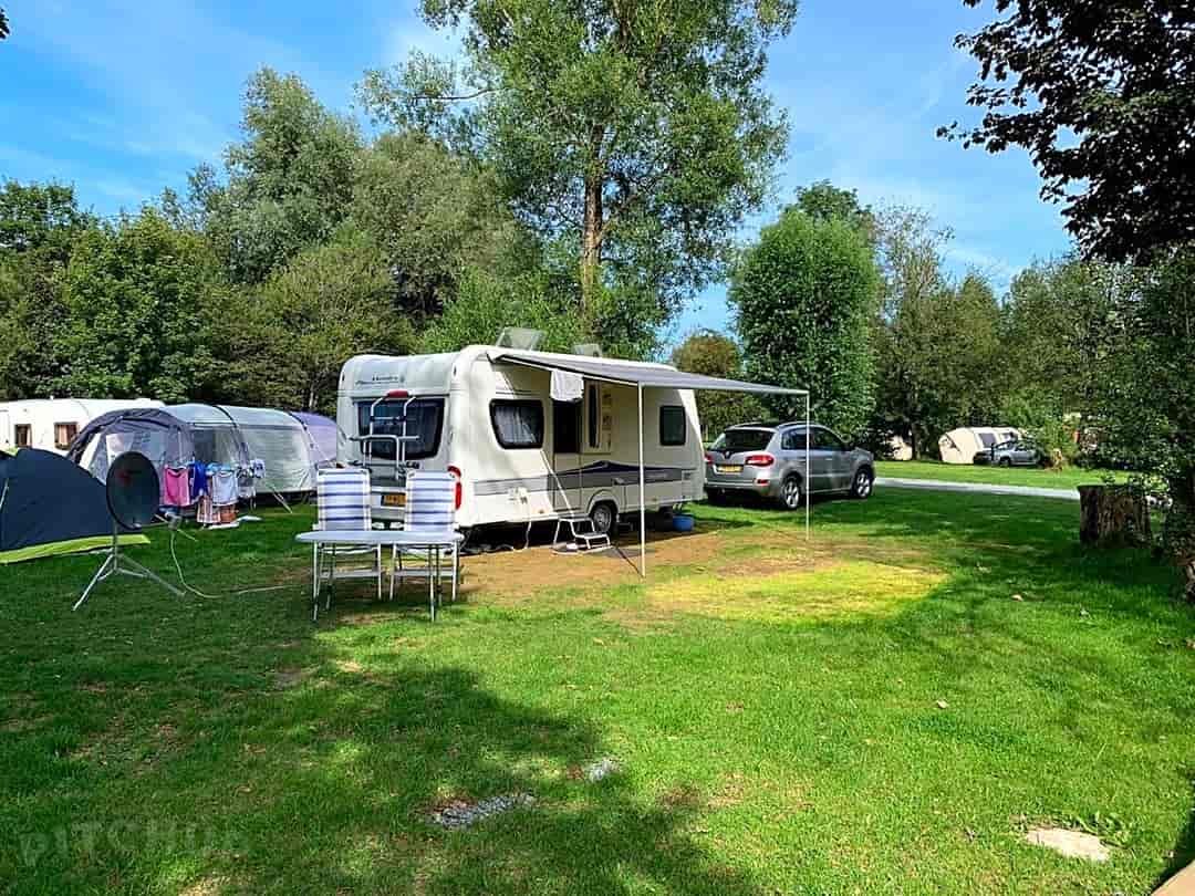 Camping de Chênefleur: Pitches on grass