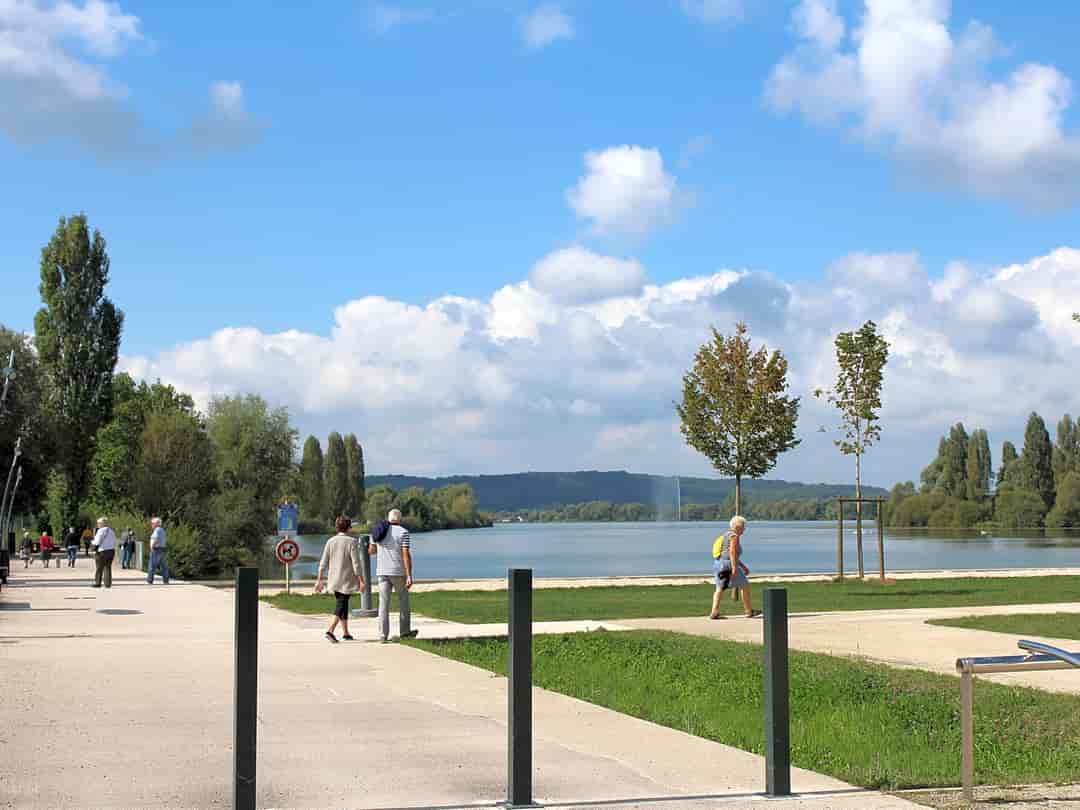Camping Vesoul: Direct access to the lake from the site