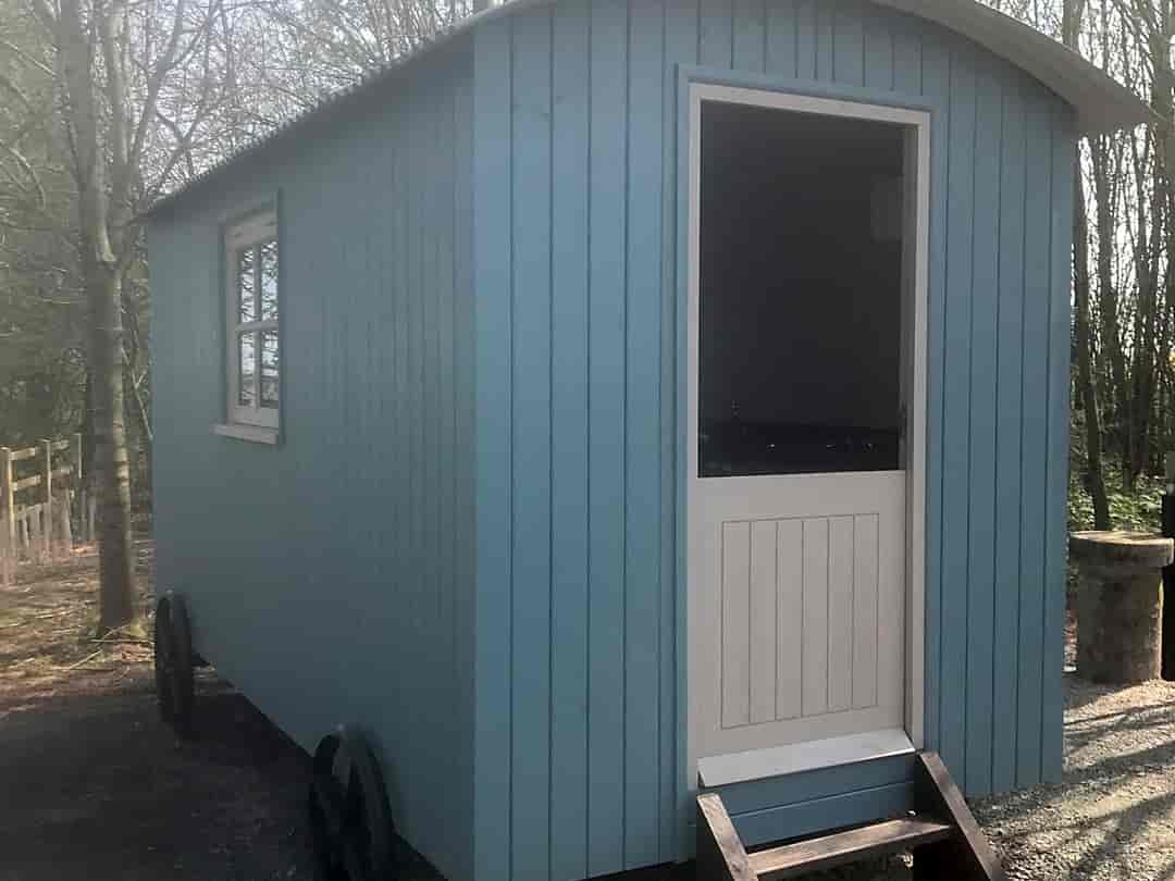 Broadmeadow Glamping: Shepherd's hut with stable door