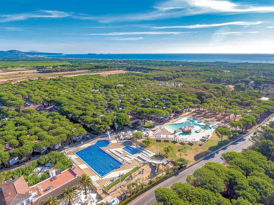 Campotel at Camping Cypsela: Aerial view of the site