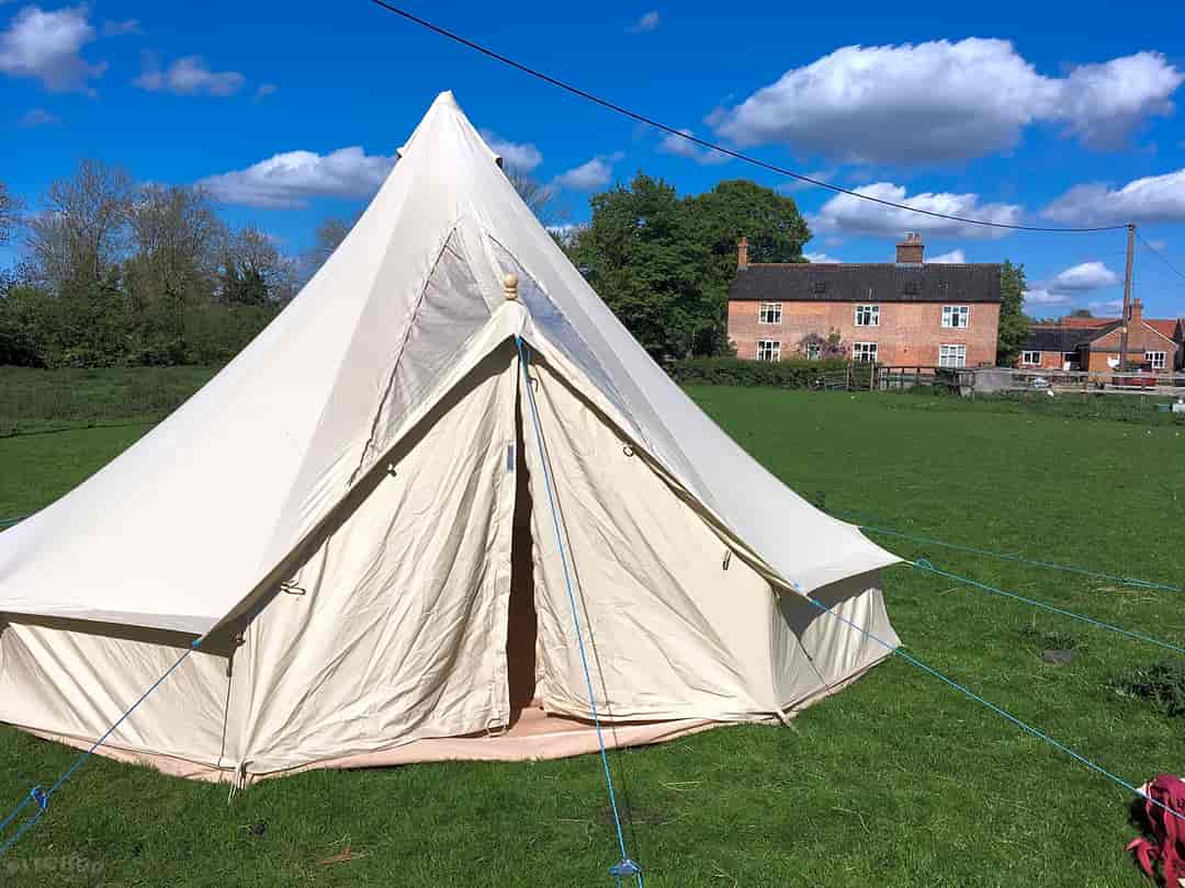 Walnut Tree Meadow Camping: Space for large tents