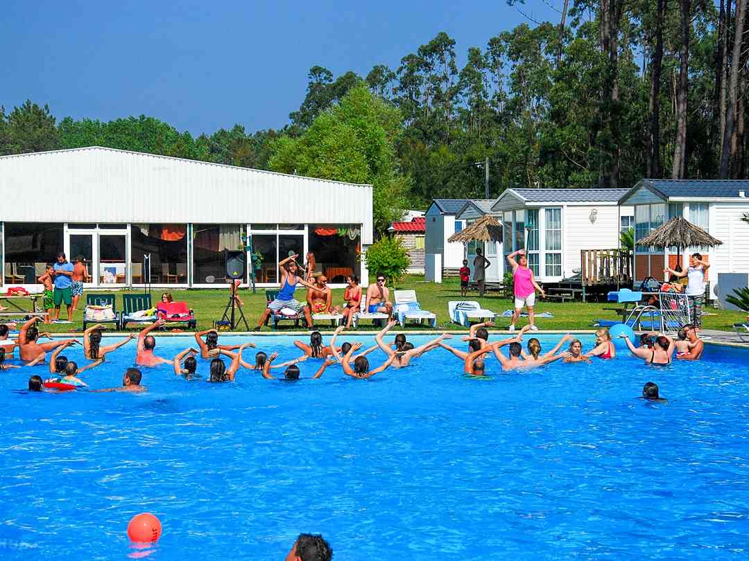 Land's Hause Bungalows: Having fun in the pool