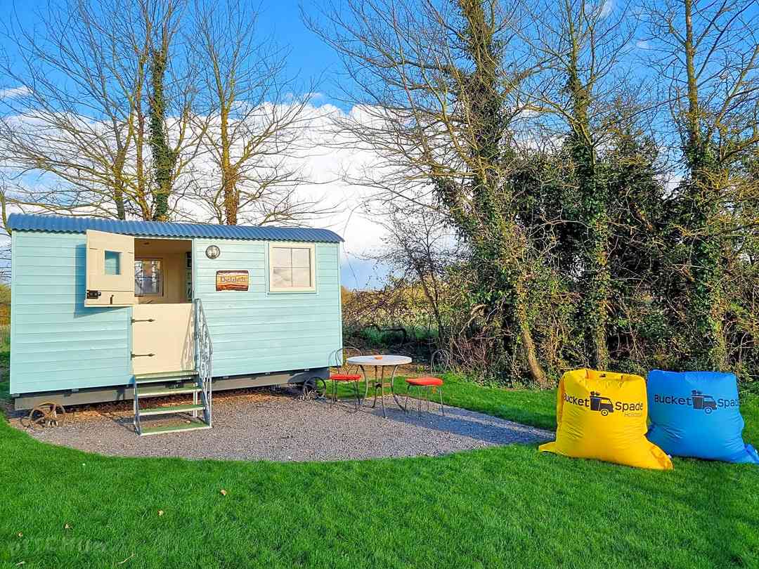 Bucket and Spade: Outside the shepherd's hut (photo added by manager on 06/09/2022)