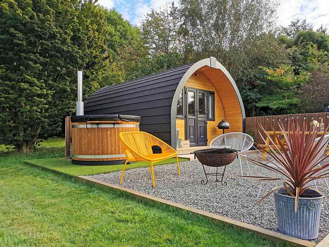 Hunts Court Huts: Private patio outside Robin