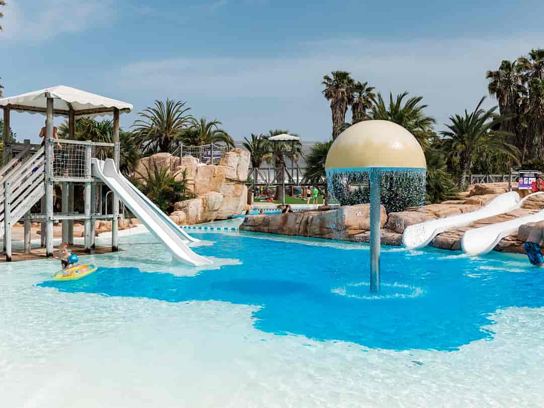 Camping La Sirene: Slides and water play area