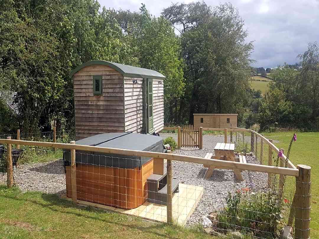 The Three Spaniels: The hut has an enclosed garden so you and your pets can relax