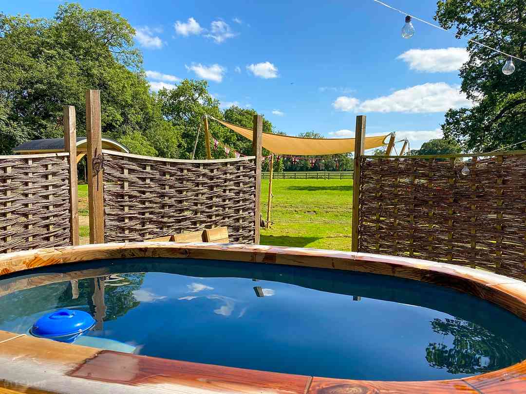 Jordans Estate Glamping: Exclusive-use hot tub (photo added by manager on 26/07/2023)