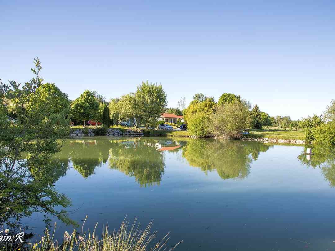 Camping Lac Saint-Georges: The lake near the campsite (photo added by manager on 23/11/2021)