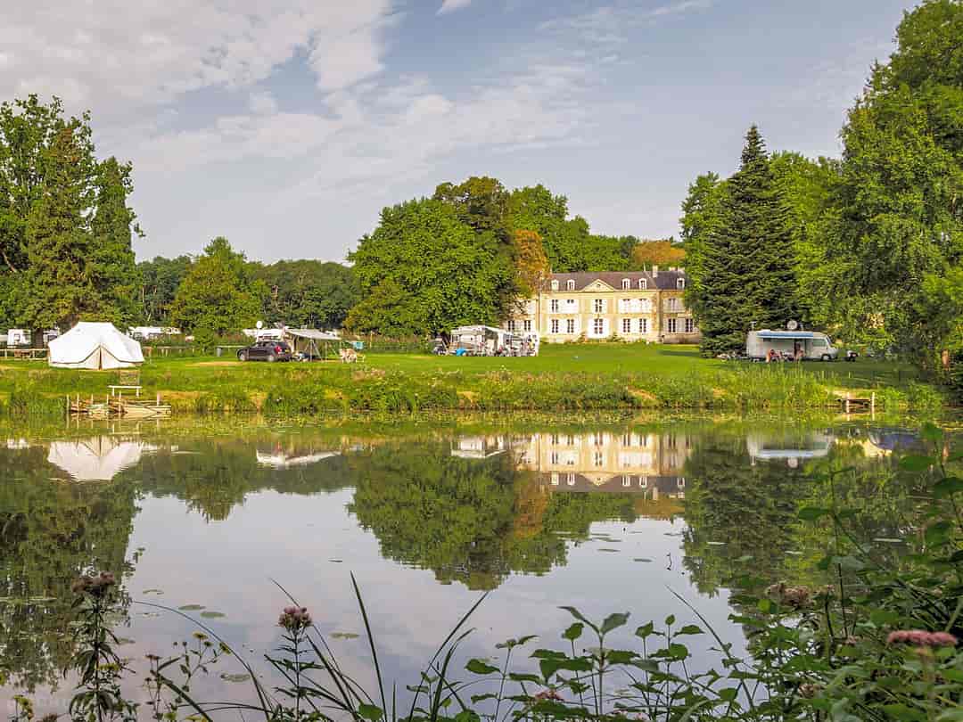 Camping Le Château de Chanteloup: Pitches by the chateau