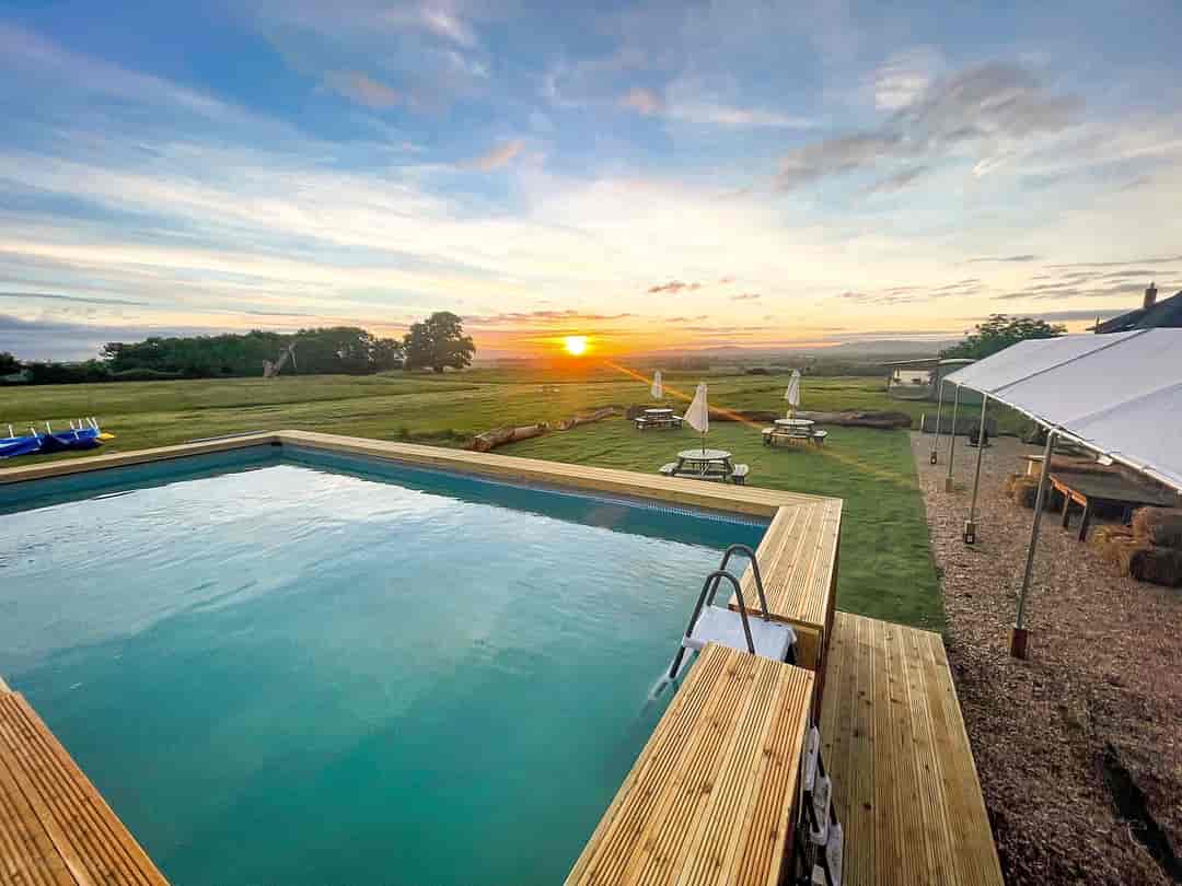 Willow Hill: Swimming pool with view
