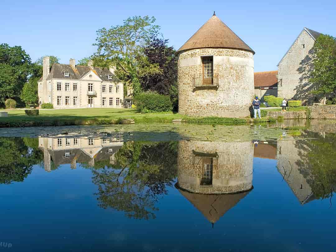Château de Lez-Eaux: The pond on the grounds