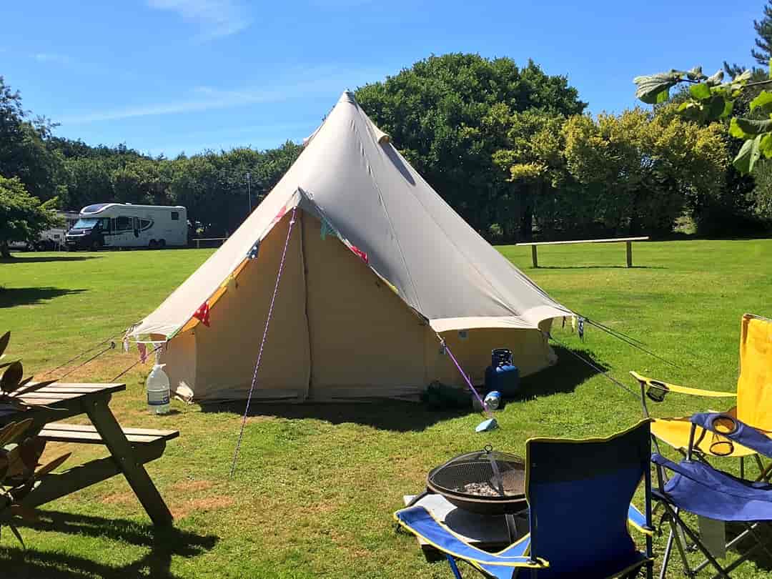 Tremarne Campsite: Spacious pitch
