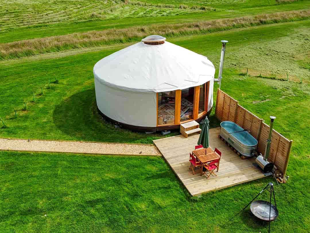 Embrace the Space: Luxury European Yurt, with private deck, the unique Hippie Hot Tub and firepit