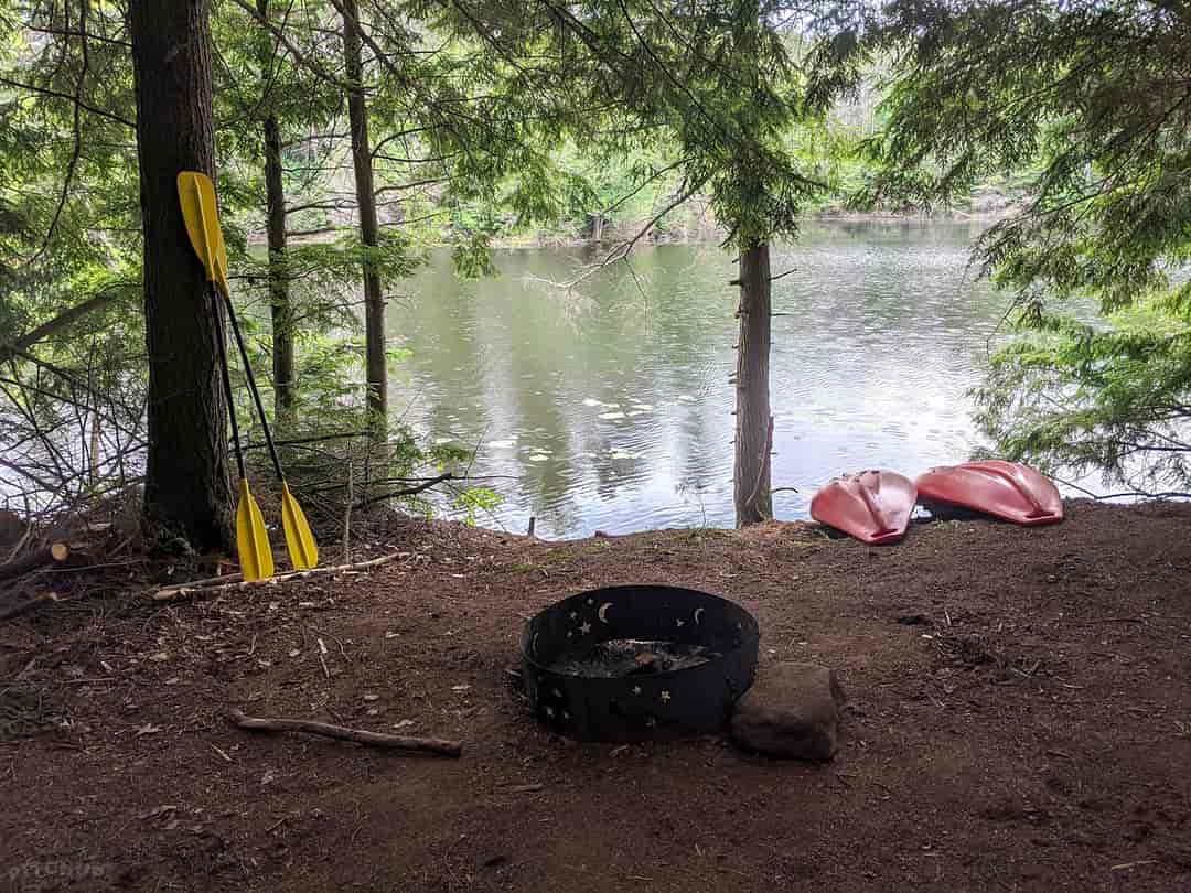 Camp Escape: Lakeside site