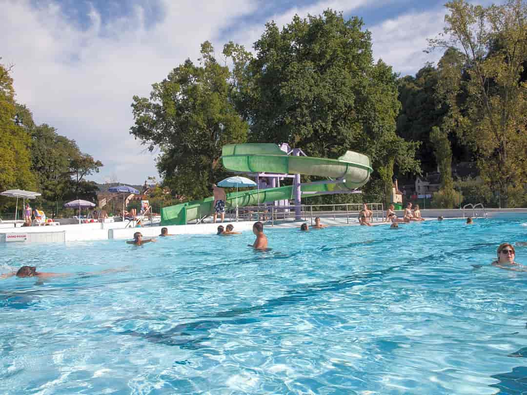 La Riviera Limousine: Spacious swimming pool