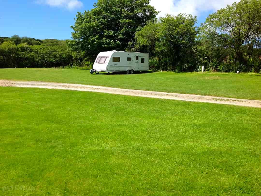 Lakefield Caravan Park: Sheltered electric grass pitches