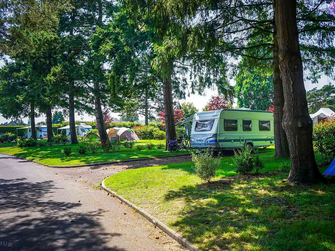 Camping Municipal des Bords de l'Aure: Standard campervan or caravan pitches