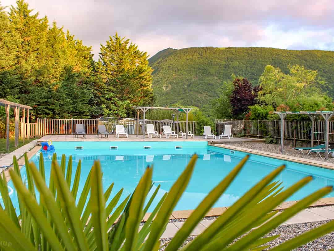 Camping Le Matin Calme: Swimming pool with hill views
