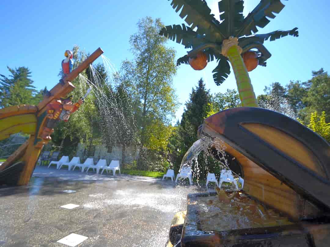 Vakantiepark De Thijmse Berg: Water sprinkler at pool area