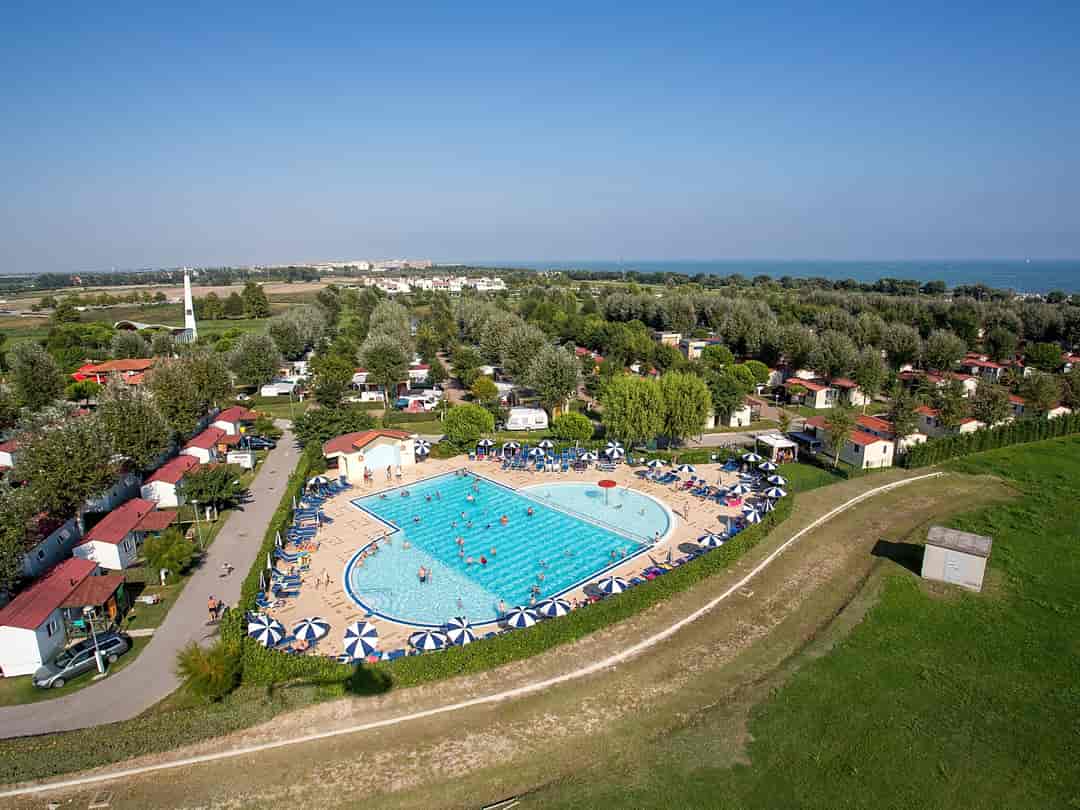 Camping Marelago: Aerial view of the site and its pool