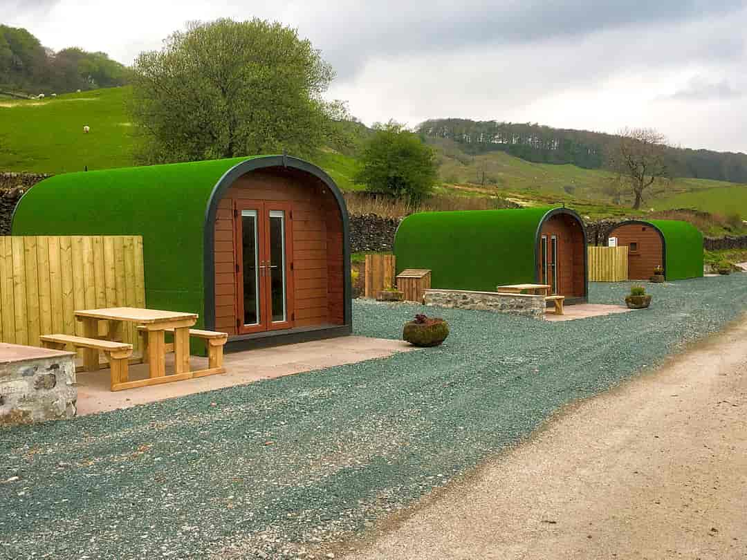 Cragg Hill Farm Pods: Pods with picnic tables
