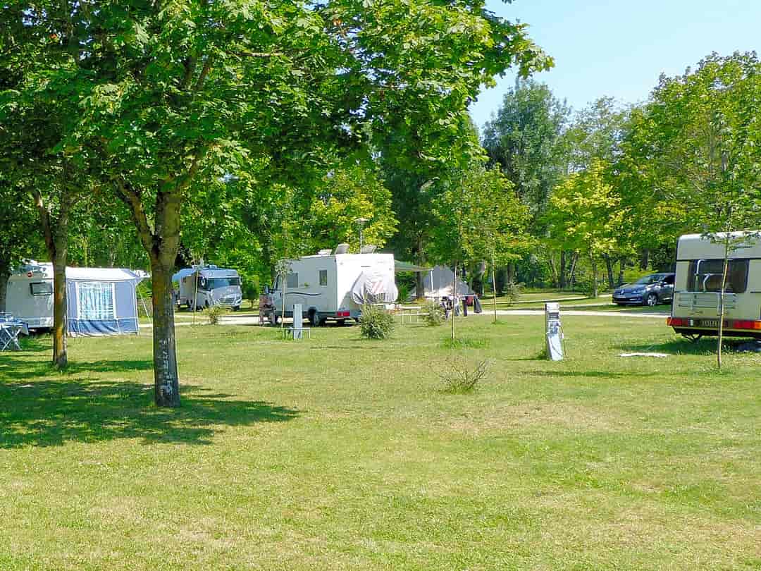 Camping La Garenne: Pitches surrounded by trees