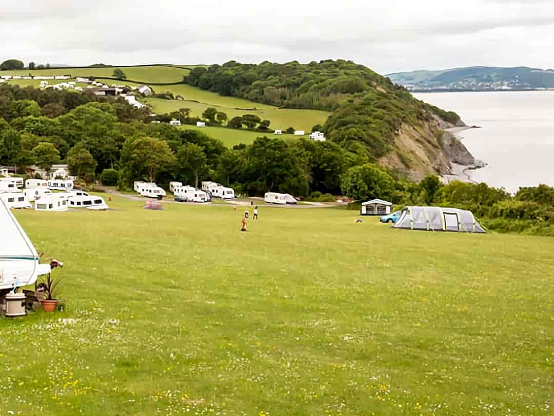 Warren Bay Holiday Village: Grass pitches with sea views