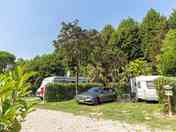 Piazzola per camper con erba e ombra