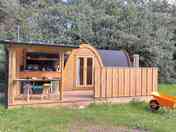 Woodpecker Yellow Cabin, Alfesco Kitchen, internal en-suite shower room, covered seating and Hot tub